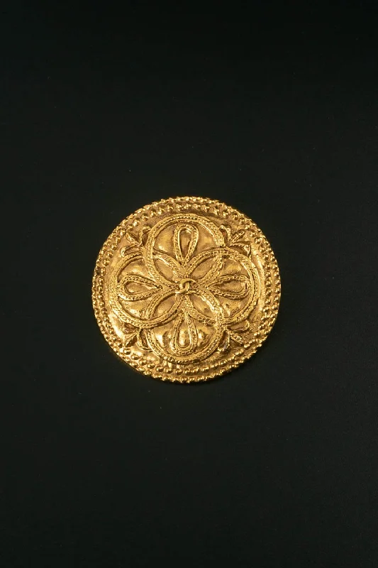 Broche en métal doré Chanel