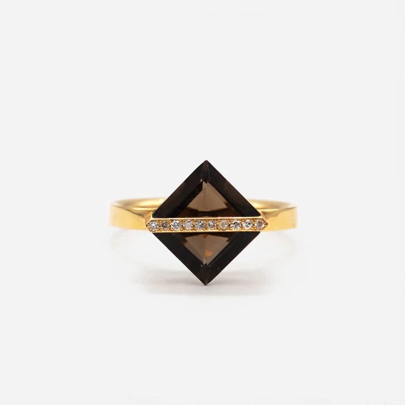 Discounted Jewelry For A Glamorous Look Band 18K Gold Ring w. Smoky Quartz & Diamonds