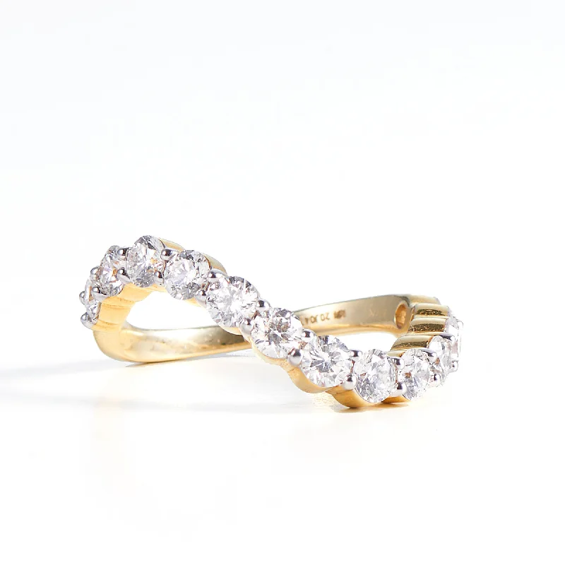 NOOR 14K Gold Ring w. Diamonds