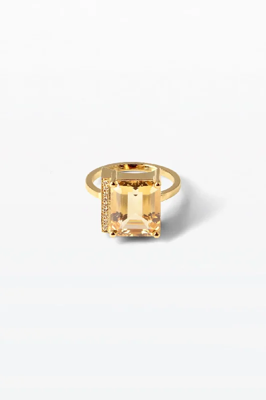 Huge Savings On Timeless Jewelry Collections Lustre 09 18K Gold Ring w. Diamonds & Citrin Huge Savings On Timeless Jewelry Collections Lustre 09 18K Gold Ring w. Diamonds & Citrin