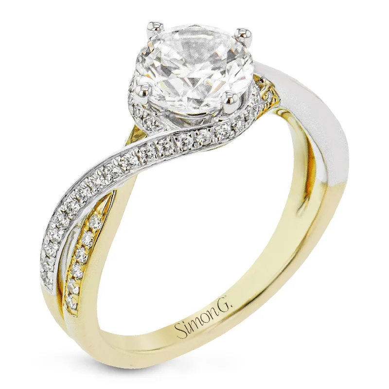 Round-cut Engagement Ring in 18k Gold with Diamonds