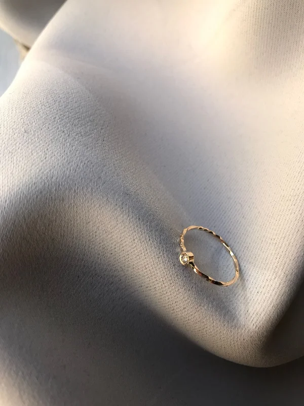 SUN 14K Gold Ring w. Diamond